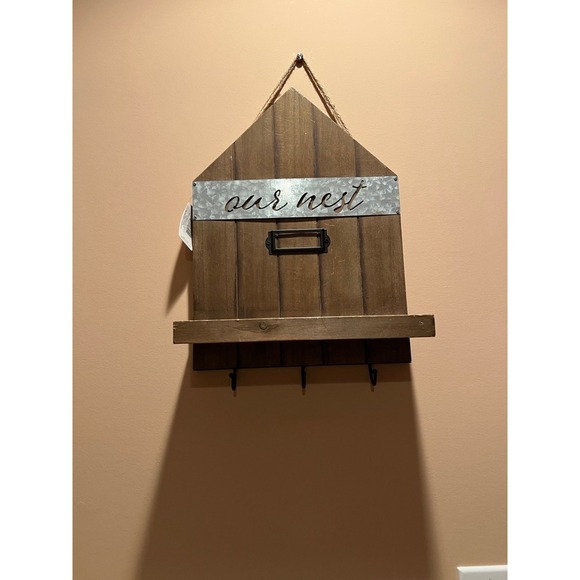 New Joanne fabric wooden keychain holder farmhouse decor  Has 4 hooks for keys - Picture 1 of 7